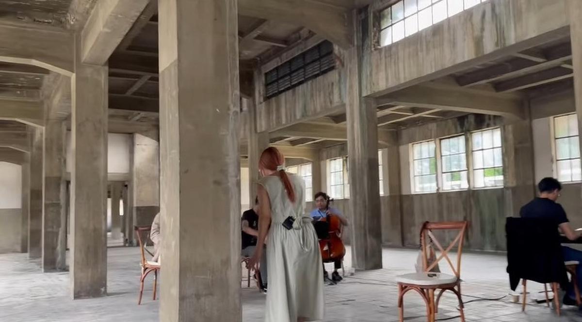 Nadin Amizah Jalani Rehearsal di Gedung Tua, Kisah Persiapan Showcase yang Sarat Makna