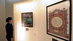 Pengunjung melihat pameran kaligrafi yang dipamerkan pada Ramadan Raya Feast di Pasaraya Blok M, Jakarta, Selasa (5/6). Selain kaligrafi, ada juga pameran Alquran terkecil, terbesar dan terunik. (Liputan6.com/Helmi Fithriansyah)