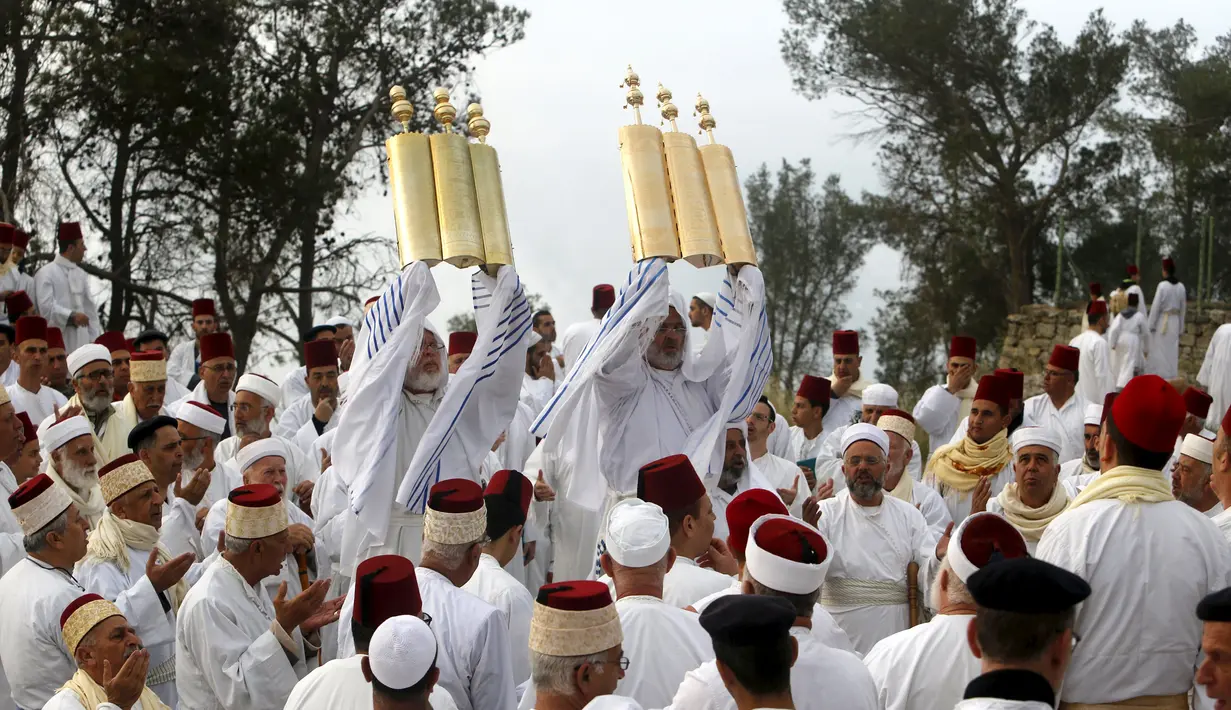 Anggota sekte Samaritan saat melakukan kegiatan ziarah tradisional untuk menandai liburan Paskah di Gunung Gerizim, Nablus, (27/4). Hingga kini komunitas ini masih menjadi tabu bagi orang Palestina dan Israel. ( REUTERS / Abed Omar Qusini)