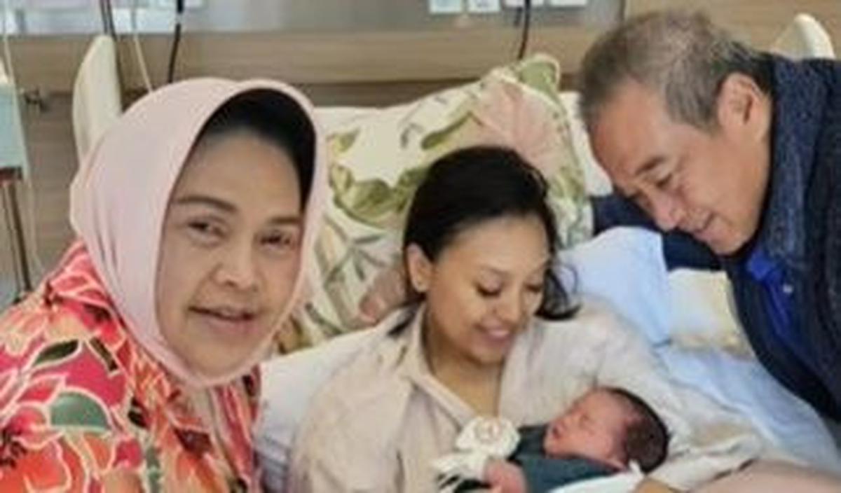 Sepulangnya dari Singapura, kebahagiaan lain pun menanti Hetty.