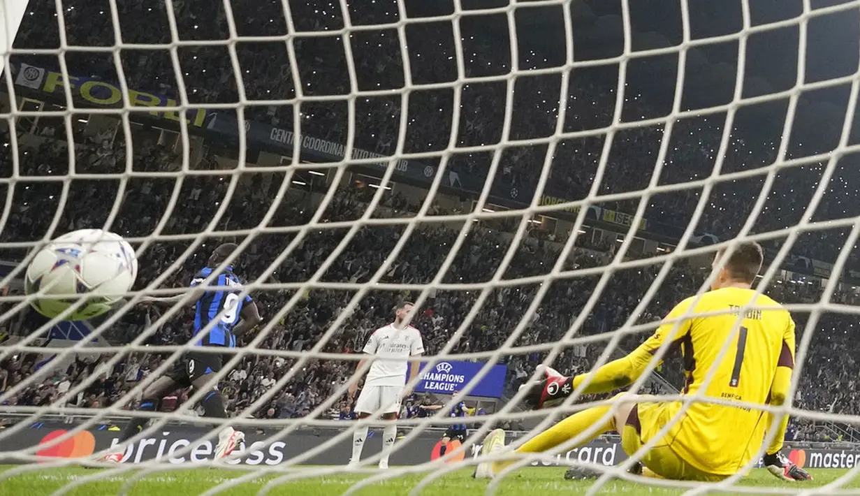 Pemain Inter Milan, Marcus Thuram, mencetak gol ke gawang Benfica pada laga Liga Champions di Stadion Giuseppe Meazza, Rabu (4/10/2023). Meski menang, Inter berada di peringkat ke-2 klasemen Grup D sementara dengan empat poin. Perolehan poin Inter sama dengan Real Sociedad, tetapi hanya kalah selisih gol. (AP Photo/Luca Bruno)
