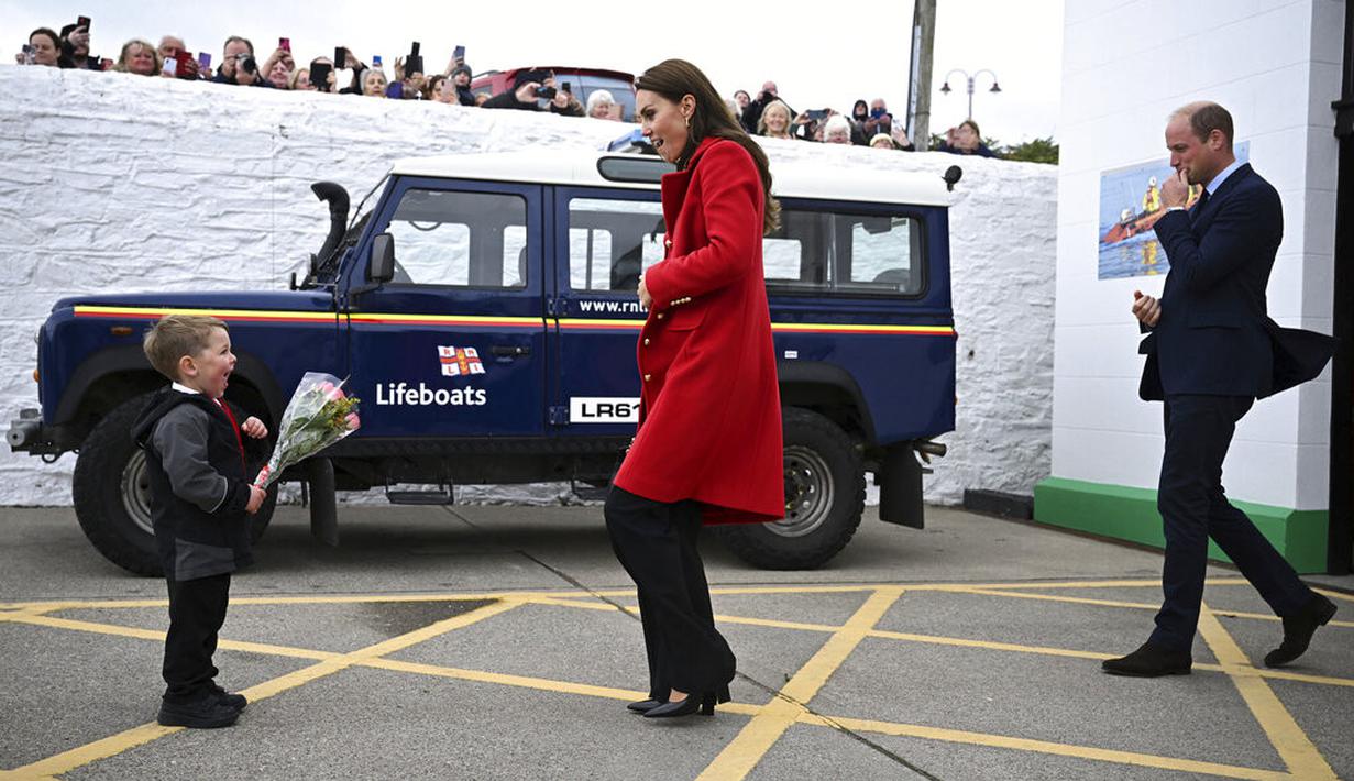 Dalam momen ini, Pangeran William dan Kate Middleton mendapat kejutan dari seorang bocah empat tahun bernama Theo Crompton. Ekspresi Kate menunjukkan kejutan ini berhasil dilaksanakan. (Foto: Paul Ellis/Pool Photo vis AP)