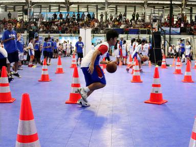 Peserta mendrible bola basket saat selection camp Junior NBA di Cilandak Sport Center, Jakarta (20/08). Kegiatan yang telah digelar untuk ketiga kalinya ini merupakan program Frisian Flag untuk mencari bibit pebasket baru. (Liputan6.com/Fery Pradolo)