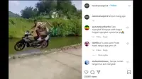 Gagal Wheelie, Bocah Malah Nyemplung ke Sungai