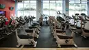 Kondisi dalam gym Neoness sehari sebelum pembukaan kembali klub olahraga dalam ruangan secara nasional di Paris, Prancis, Selasa (8/6/2021). Prancis akan membuka klub olahraga dalam ruangan pada 9 Juni 2021. (AP Photo/Lewis Joly)