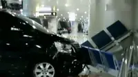 Alphard Nyelonong Masuk Ruang Tunggu Bandara, 3 Orang Luka-Luka