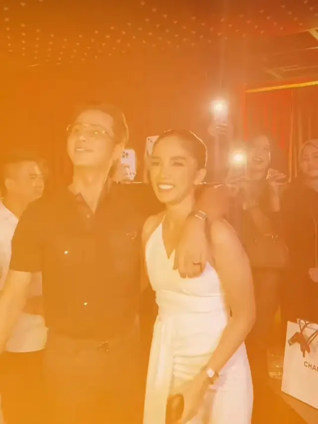 Andhika Pratama baru saja menggelar acara ulang tahun yang ke-37, dia pun terlihat bermesraan dengan sang istri