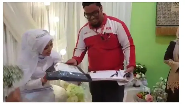 Aksi Kocak Kurir Antarkan Paket ke Acara Pernikahan