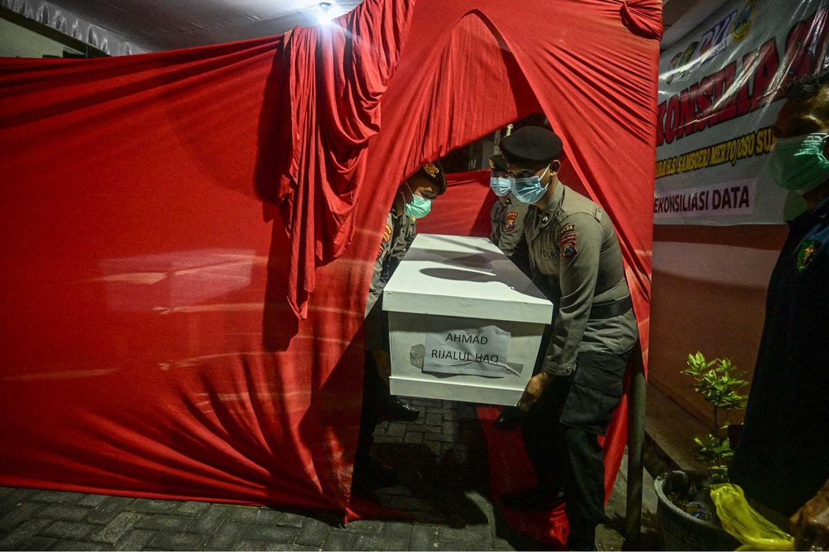 FOTO: 45 Kantong Jenazah Korban Ambruknya Musala Ponpes Al Khoziny Diterima RS Bhayangkara, Proses Identifikasi Terus Berlanjut