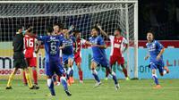 Pemain Persib Bandung, Purwaka Ydhi (tengah) saat merayakan gol ke gawang PSM Makassar pada laga Torabika SC 2016 di Stadion Gelora Bandung Lautan Api, Sabtu (2/7/2016). (Bola.com/Nicklas Hanoatubun)