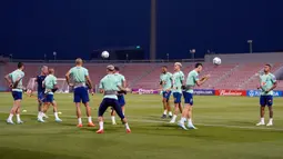 Para pemain Brasil berolahraga saat sesi latihan di Stadion Grand Hamad, Doha, Qatar, 29 November 2022. Brasil akan menghadapi Kamerun dalam pertandingan sepak bola Grup G Piala Dunia 2022 pada 2 Desember. (AP Photo/Andre Penner)