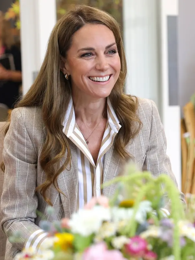 Berani Kotor, Kate Middleton Tampil Chic ala Cewek Bumi Saat Tanam Mawar dengan Tangan Kosong