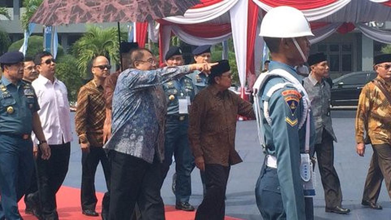 Buka peringatan Harteknas ke-20, BJ Habibie diberi buku Iptek