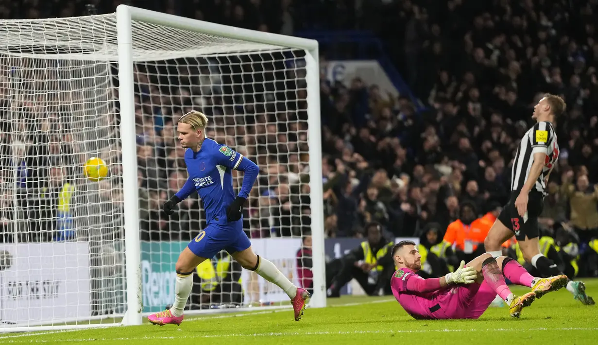 Gelandang Chelsea, Mykhaylo Mudryk (kiri) mencetak gol penyeimbang 1-1 ke gawang Newcastle United pada laga perempatfinal Carabao Cup 2023/2024 di Stamford Bridge, London, Rabu (20/12/2023) dini hari WIB. (AP Photo/Kirsty Wigglesworth)