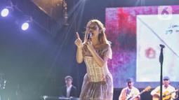 Sejumlah hits andalan Nadin Amizah menambah semarak malam kedua KapanLagi Buka Bareng BRI Festival 2025. (Liputan6.com/Angga Yuniar)
