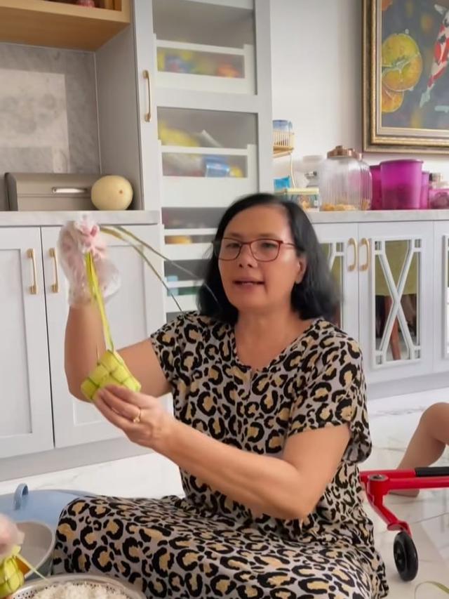 Potret Ussy Sulistyawati mengajari mertua buat ketupat (Sumber: Instagram/@ussypratama)