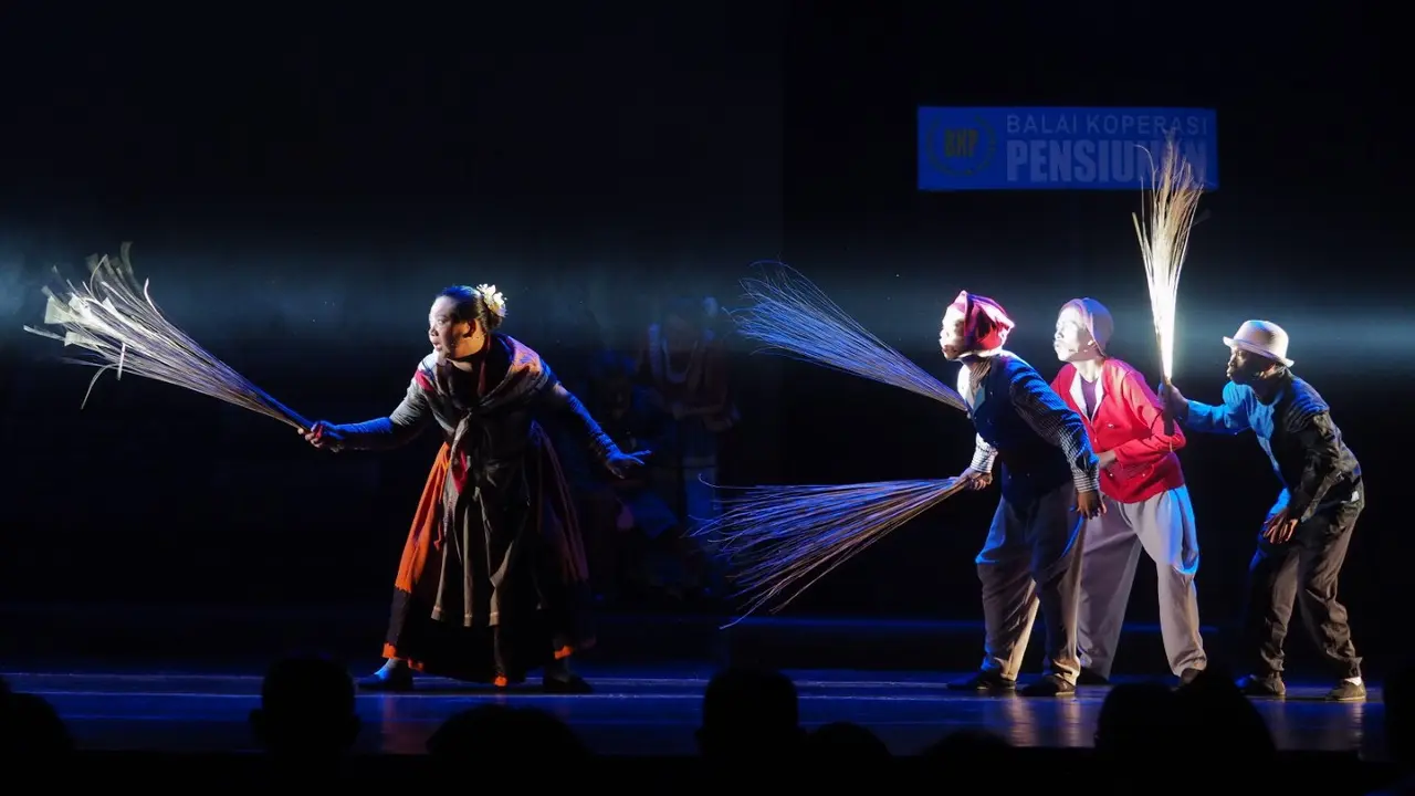 Para Pensiun 2049, Pertunjukan Teater yang Angkat Kegelisan Akan Keganasan Korupsi
