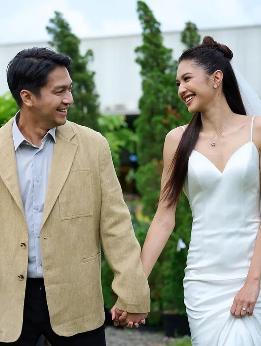 Manisnya penampilan Mikha Tambayong pakai dress putih bertali spageti yang simpel chic, lengkap dengan veilnya. [Foto: Instagram/miktambayong]