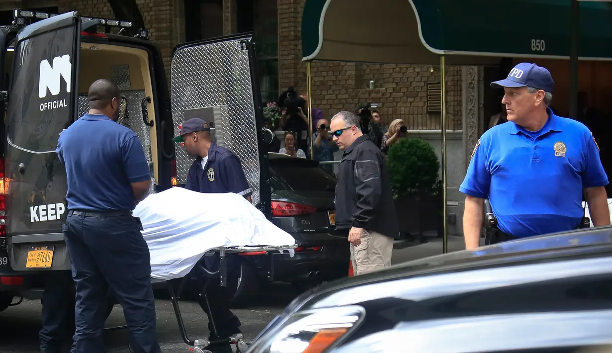 Petugas medis memasukkan jasad desainer ternama Kate Spade ke mobil ambulans dari apartemennya di Park Avenue, New York. Selasa (5/6). Petugas medis akan melakukan autopsi guna mencari tahu penyebab meninggalnya Kate Spade. (AP Photo/Bebeto Matthews)
