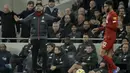 Pelatih Liverpool, Jurgen Klopp menginstruksikan pemainnya saat bertanding melawan Tottenham Hotspur pada pada pertandingan lanjutan Liga Inggris di Stadion Tottenham Hotspur di London, Inggris, Sabtu (11/1/2020). Liverpool menang 1-0 atas Tottenham. (AP Photo/Matt Dunham)