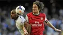 Pemain Tottenham, Danny Rose berebut bola dengan gelandang Arsenal, Thomas Rosicky pada laga Liga Premier di Stadion White Hart Lane, Inggris, Minggu (16/3/2014). (EPA/Gerry Penny)