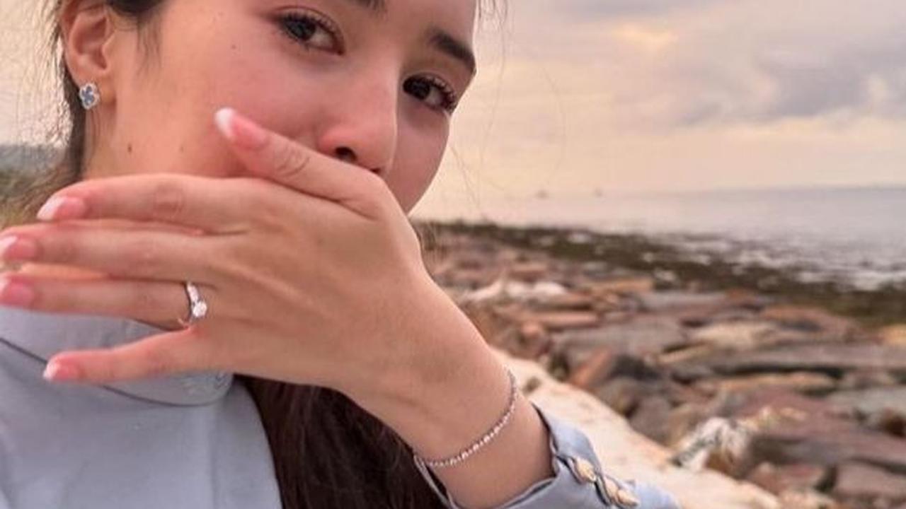 Beby Tsabina Pamer Cincin di Jari Manisnya