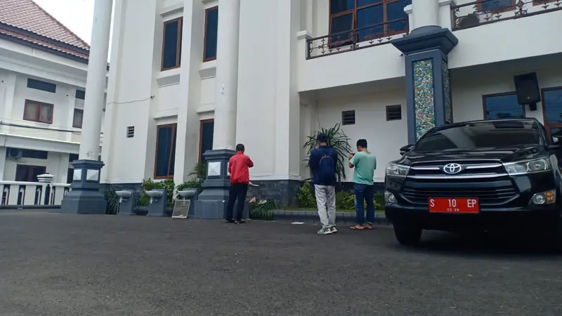 Pekerja servis AC terjatuh dari lantai 3 Gedung Pemkab Tuban. (Ahmad Adirin/Liputan6.com)