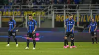 Reaksi kecewa sejumlah pemain Inter Milan setelah laga lanjutan Liga Italia 2022/2023 melawan Monza di Giuseppe Meazza, Milan, Minggu (16/04/2023) WIB. Nerazzurri kalah dengan skor 0-1. (AP Photo/Antonio Calanni)