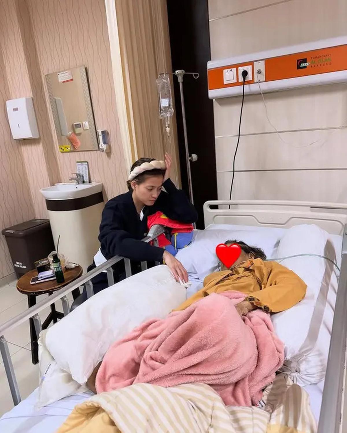 6 Potret Chika Jessica Dampingi Ibunda yang Sakit Stroke, Minta Doa Kesembuhan