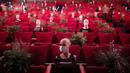 Maneken Penjaga Jarak Pengunjung di Teater: Manekin bermasker ditempatkan untuk jaga jarak sosial di sebuah gedung teater di Madrid, Spanyol, Rabu (17/6/2020). (AP Photo/Manu Fernandez)