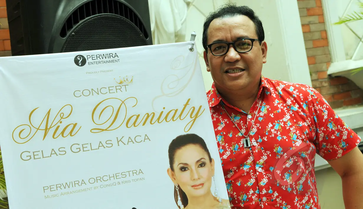 Penyanyi Sandro Tobing saat ditemui pada konferensi pers persiapan "Gelas Gelas Kaca of Nia Daniati Concert" di Jakarta, Jumat (20/3/2015). Konser tunggal Nia Daniati akan digelar di Balai Sarbini pada 2 Mei mendatang. (Liputan6.com/Panji Diksana)