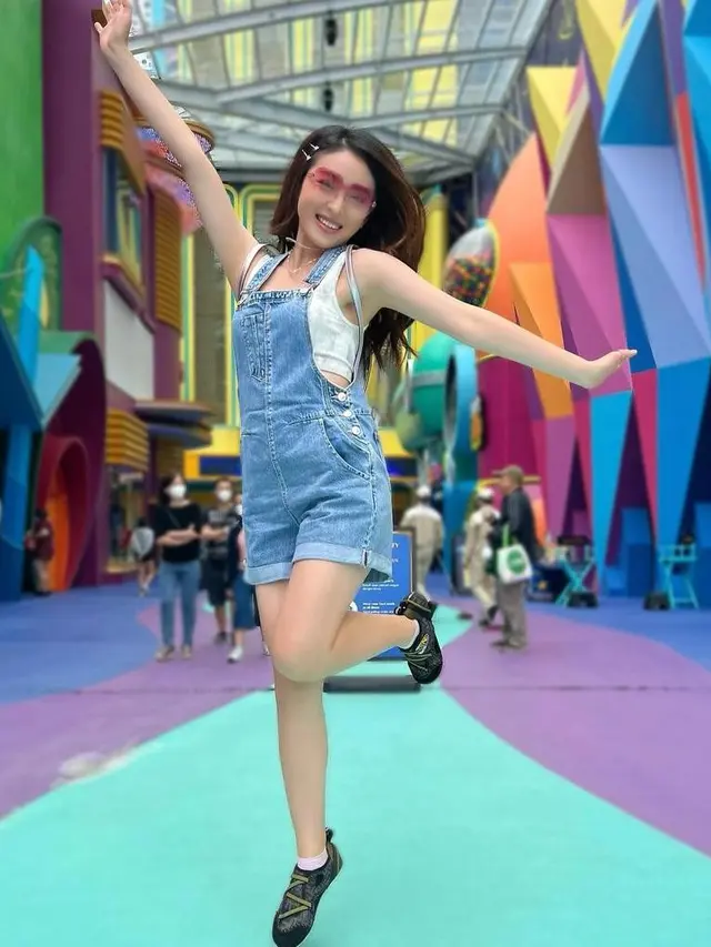 10 Gaya Kasual Natasha Wilona saat Liburan di Bali hingga Dubai, Selalu Stylish