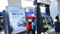 Petugas melayani proses pengisian BBM di SPBU Vivo di kawasan Cilangkap, Jakarta, Kamis (26/10). SPBU tersebut akan menyalurkan BBM bensin Research Octane Number (RON) 89, 90, dan 92 dengan merk Revvo. (Liputan6.com/Helmi Fithriansyah)