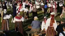 Perayaan ini diadakan beberapa hari setelah titik balik matahari musim panas. (AP Photo/Pavel Golovkin)