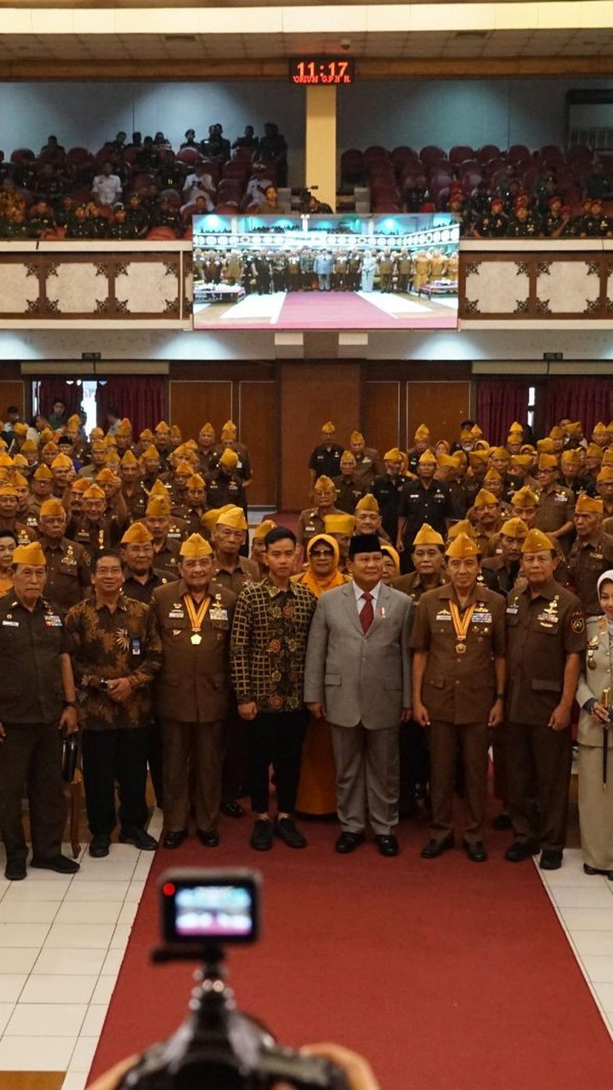 <div>Prabowo juga mengajak para veteran untuk terus berjuang demi kemajuan bangsa Indonesia dengan semangat juang mereka yang ada dalam dirinya.</div>
