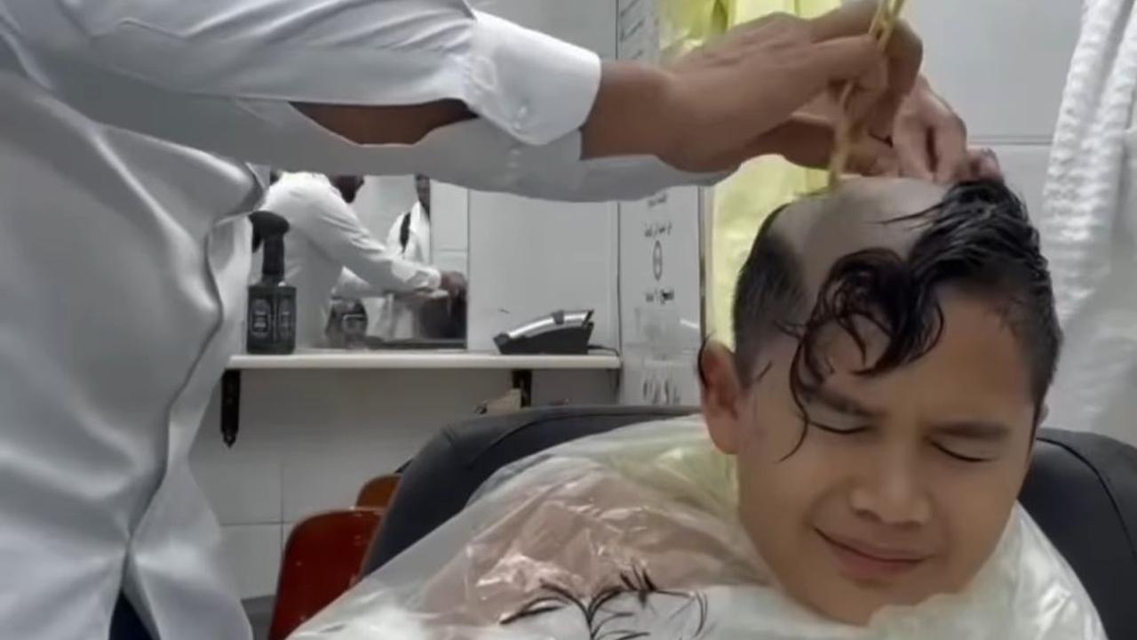 Banyak yang mendoakan Adam di momen umrah ini. Salah satunya, Zaskia Sungkar.<br>