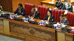 Ketua DPR Puan Maharani (kedua kanan) saat memimpin rapat Paripurna DPR Ke-8 Masa Persidangan I Tahun Sidang 2022-2023 di Kompleks Parlemen, Senayan, Jakarta, Selasa (4/10/2022). Dalam Rapat Paripurna tersebut DPR mengesahkan sembilan Calon Anggota Komnas HAM RI Periode 2022-2027. (Liputan6.com/Angga Yuniar)