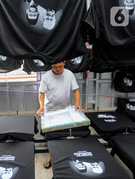 <p>Harga kaus yang dijual beragam, sesuai kebutuhan dari permintaan para pelanggan. (merdeka.com/Arie Basuki)</p>