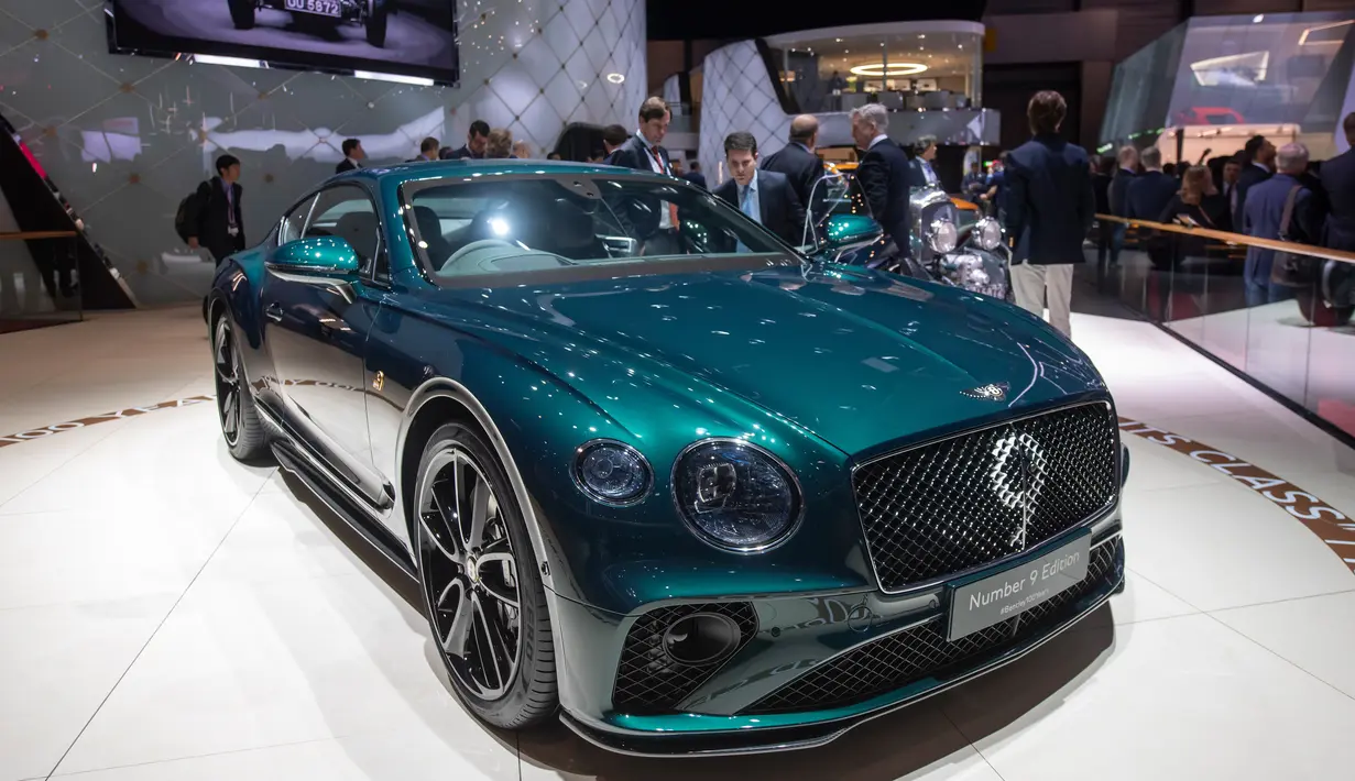 Bentley Motors menampilkan Continental GT Number 9 Edition by Mulliner dalam Geneva International Motor Show di Jenewa, Swiss, Selasa (5/3). Geneva International Motor Show berlangsung pada 7-17 Maret 2019. (Martial Trezzini/Keystone via AP)