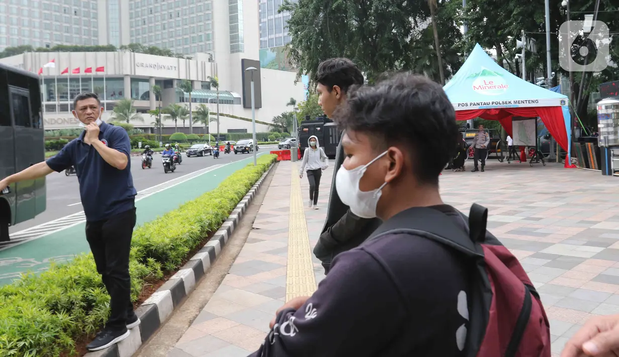 Petugas kepolisian mengamankan sejumlah oknum di kawasan Bundaran HI, Jakarta, Senin (11/4/2022).
Oknum tersebut diamankan karena diduga sebagai penyusup saat demo 11 April yang digelar oleh Badan Eksekutif Mahasiswa Seluruh Indonesia (BEM SI). (Liputan6.com/Herman Zakharia)