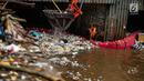 Pekerja memilah sampah saat pembersihan sampah di pintu air Manggarai, Jakarta, Selasa (4/12). Pembersihan dilakukan untuk melancarkan aliran sungai dan mencegah datangnya banjir saat memasuki musim hujan di wilayah tersebut. (Liputan6.com/Faizal Fanani)