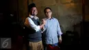 Bakal Calon Gubernur (balongub) DKI Jakarta dari PKS, Muhammad Idrus (kiri) berjabat tangan dengan Ketua DPD PDIP Boy Sadikin usai menggelar pertemuan dan silaturahmi politik di kediaman Boy Sadikin, Jakarta, Jumat (4/3). (Liputan6.com/Gempur M Surya)