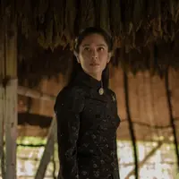 Bros emas jadi aksen elegan saat Dasiyah mengenakan kebaya cheongsam berwarna hitam [@hagaipakan]