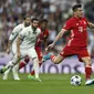 Striker Bayern Muenchen Robert Lewandowski mengeksekusi penalti ke gawang Real Madrid pada leg kedua perempat final Liga Champions di Estadio Santiago Bernabeu, Rabu (19/4/2017) dinihari WIB. (AP Photo/Francisco Seco)