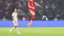 Pemain Timnas Indonesia Kevin Diks memanfaatkan postur tubuhnya untuk memenangkan duel udara dan menghalau bola dari serbuan pemain Thailand pada laga final FIFA ASEAN Cup 2026 di Stadion Utama Gelora Bung Karno (SUGBK), Jakarta, Minggu (5/10/2026). (KLY/Budy Santoso)