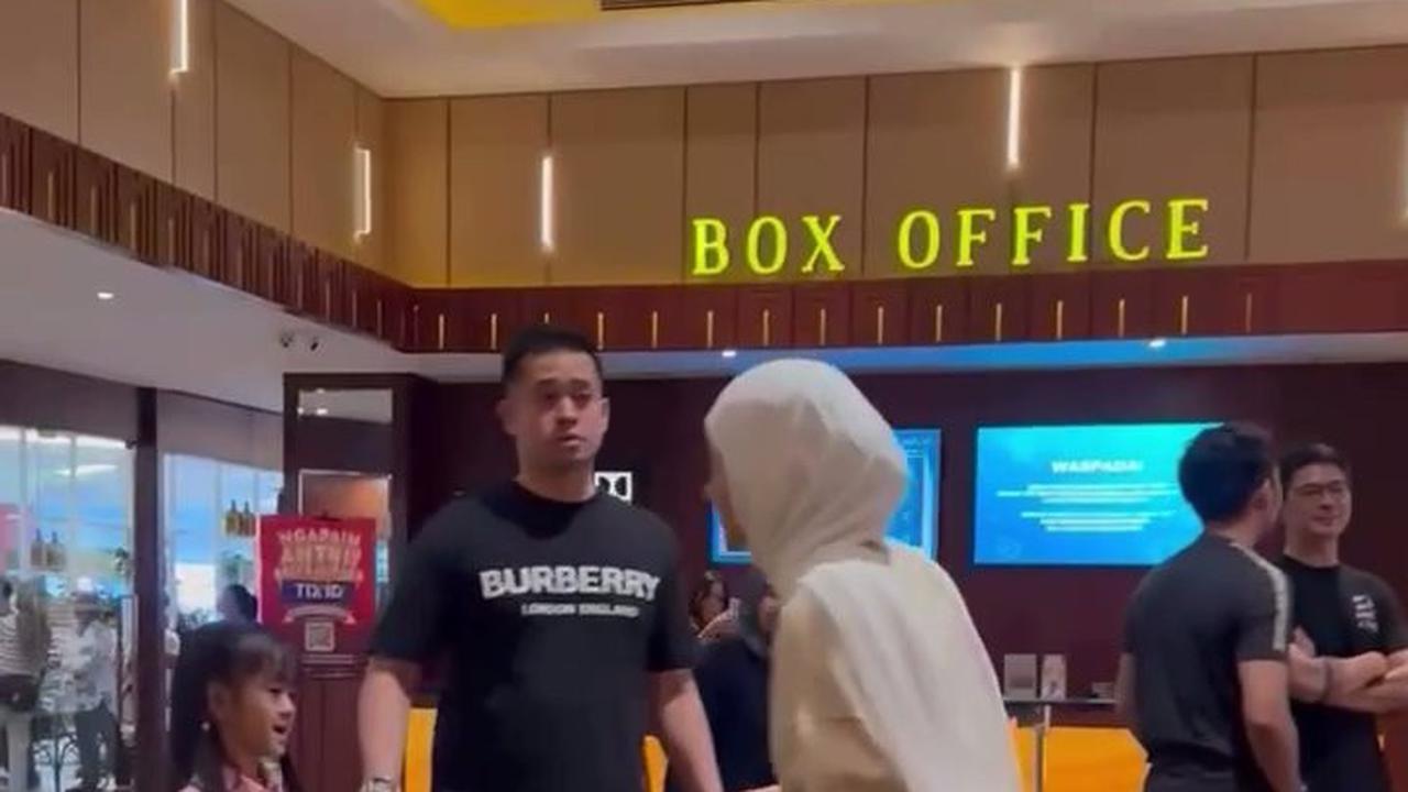 7 Potret Olla Ramlan dan Mantan Suami Nonton Bareng Bersama Anak, Tetap Akur meski Sudah Bercerai