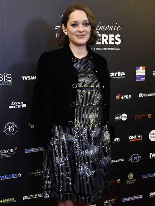 “Pertama, beberapa tahun lalu, aku bertemu seorang laki-laki dalam hidupku, ayah dari anak laki-laki kami dan bayi yang tengah kami nanti. Dia adalah cintaku, sahabat terbaikku, dan yang paling aku butuhkan,” tulis Marion Cotillard. (AFP/Bintang.com)