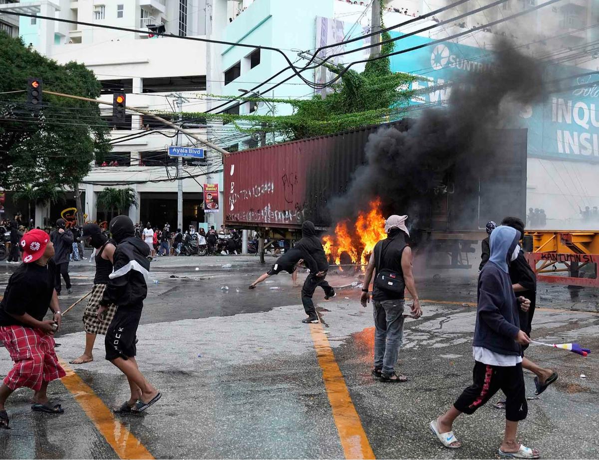 FOTO: Bentrokan di Manila,  49 Orang Ditangkap dalam Aksi Antikorupsi Filipina