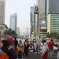 Warga berswafoto di kawasan bundaran HI, Jakarta, Minggu (12/6/2022). Car Free Day di kawasan Sudirman-Thamrin dimanfaatkan warga untuk berolah raga dan ber foto-foto. (Liputan6.com/Herman Zakharia)