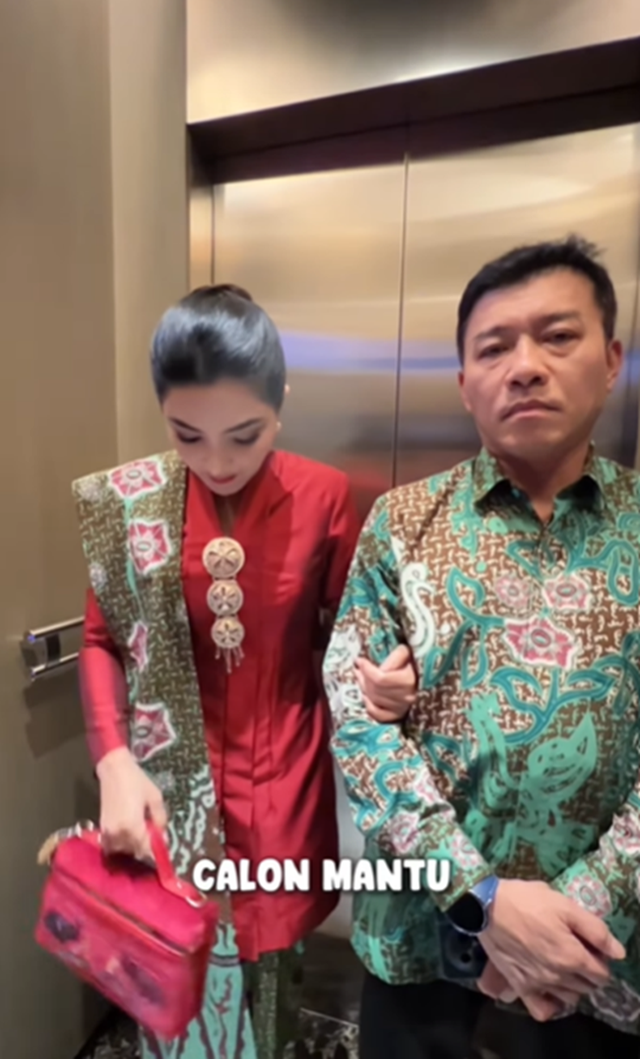 Sarah Menzel wisuda S1 dua kali setahun, intip 5 gaya menawan Ashanty istri Anang saat hadiri acaranya